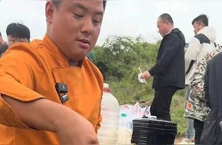 两年坚持免费烹饪：邓刚邀得这位厨师为钓友献美食！